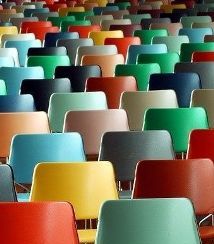 stoelen in warme kleuren
